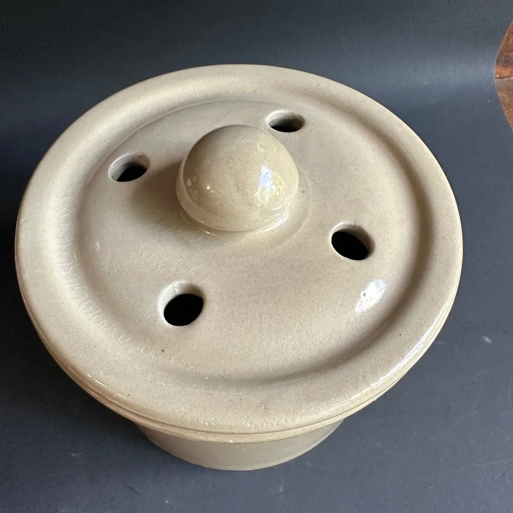 Boston Warehouse Garlic Cellar Bentson-West Design Tan Stoneware Vented Crock